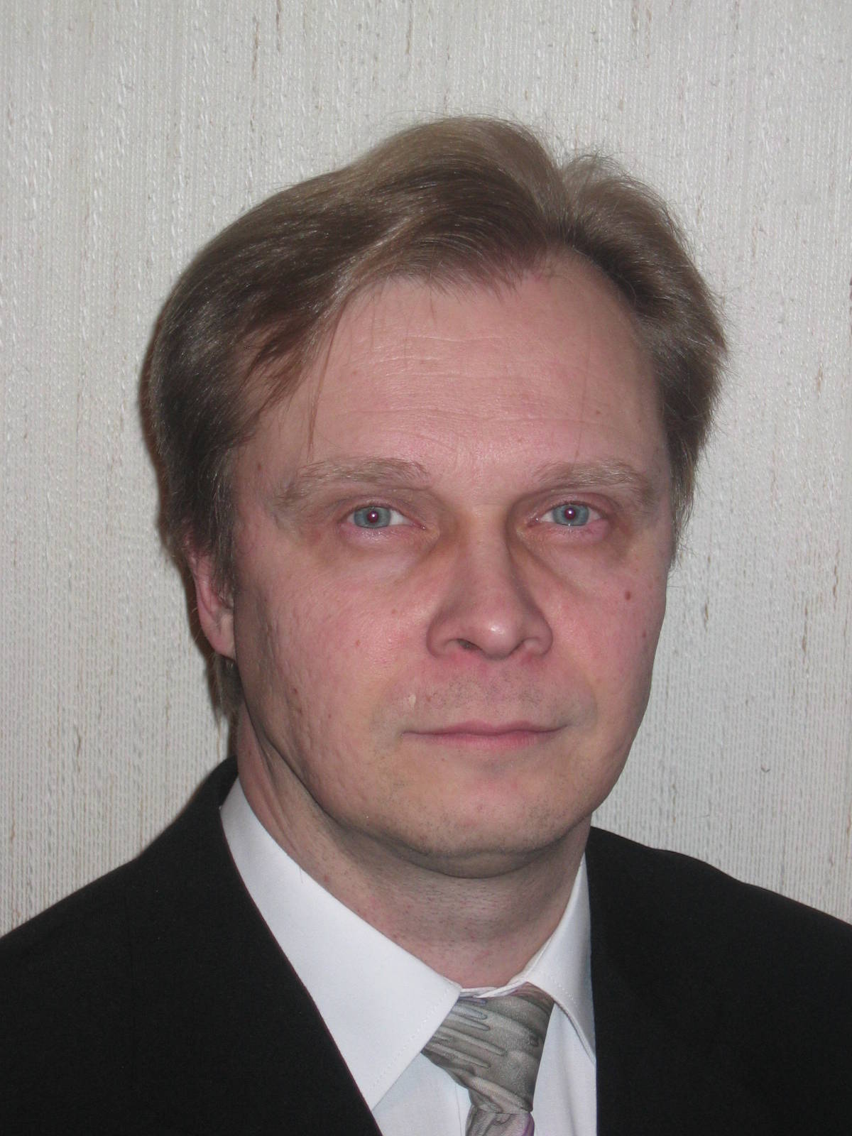 本次会议邀请到芬兰于韦斯屈莱大学（University of Jyväskylä）的Hannu Häkkinen教授参会并做报告