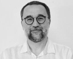 本次会议邀请到法国南特大学（Nantes Université）的Denis Jacquemin教授参会并做报告